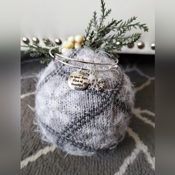 Avon Precious Charms Christmas Time Winter Themed Snowflake Bangle Bracelet - Picture 6 of 16